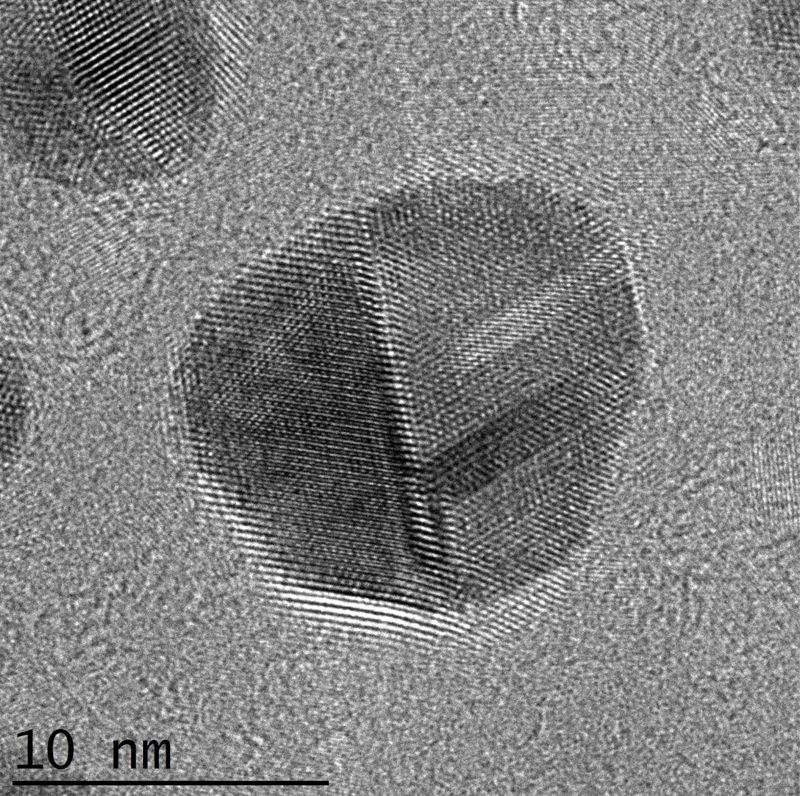 金の微粒子の高分解能TEM像