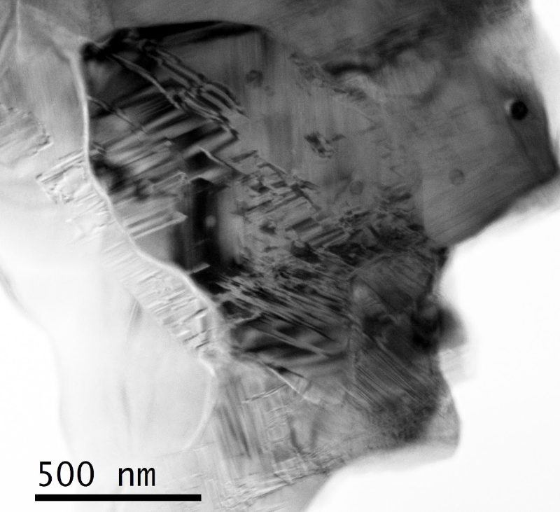 Ringwoodite 結晶中の積層欠陥(TEM)